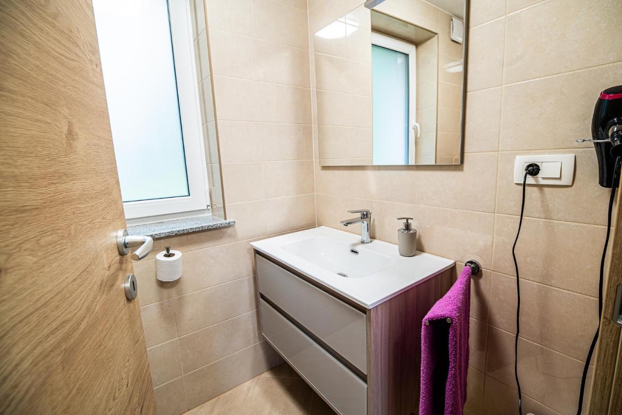 Holiday Home With Hot Tub And Sauna Sabina Rovte Kültér fotó
