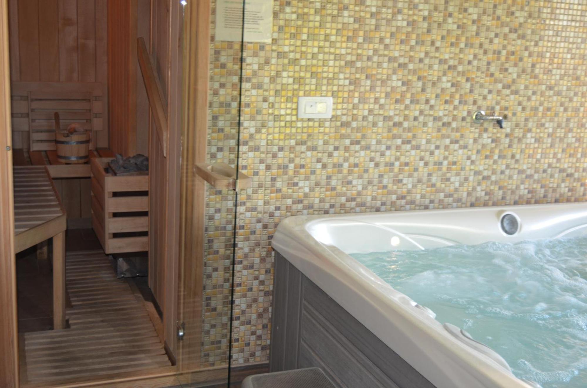Holiday Home With Hot Tub And Sauna Sabina Rovte Kültér fotó
